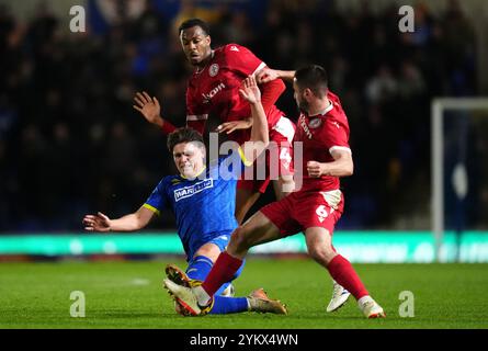 AFC Wimbledon's Mathew Stevens und Accrington Stanley's Zach Awe und Liam Coyle kämpfen um den Ball während des Spiels der Sky Bet League Two im Cherry Red Records Stadium in London. Bilddatum: Dienstag, 19. November 2024. Stockfoto