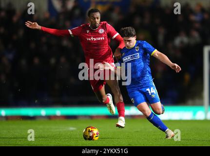 Accrington Stanley's Zach Awe (links) und AFC Wimbledons Mathew Stevens kämpfen um den Ball während des Spiels der Sky Bet League Two im Cherry Red Records Stadium in London. Bilddatum: Dienstag, 19. November 2024. Stockfoto