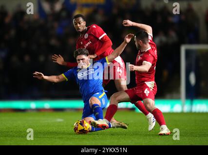 AFC Wimbledon's Mathew Stevens und Accrington Stanley's Zach Awe und Liam Coyle kämpfen um den Ball während des Spiels der Sky Bet League Two im Cherry Red Records Stadium in London. Bilddatum: Dienstag, 19. November 2024. Stockfoto