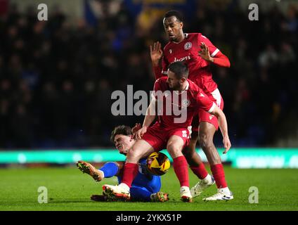 AFC Wimbledon's Mathew Stevens und Accrington Stanley's Zach Awe und Liam Coyle kämpfen um den Ball während des Spiels der Sky Bet League Two im Cherry Red Records Stadium in London. Bilddatum: Dienstag, 19. November 2024. Stockfoto