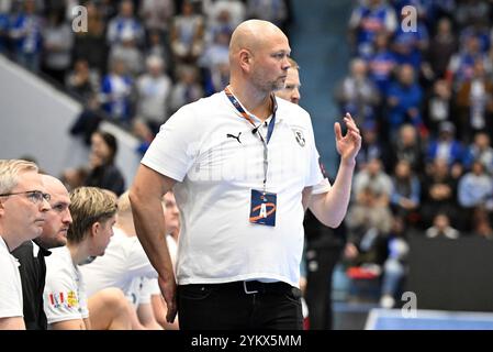 Gummersbach, Deutschland. November 2024. Solobild Einar Andri Einarsson (FH Hafnarfjoerdur, Trainer) GER, VfL Gummersbach vs. FH Hafnarfjoerdur, Handball, EHF Pokal, Gruppenrunde, Spielzeit 2024-2025, 19.11.2024 Foto: Eibner-Pressefoto/Jürgen Augst Credit: dpa/Alamy Live News Stockfoto