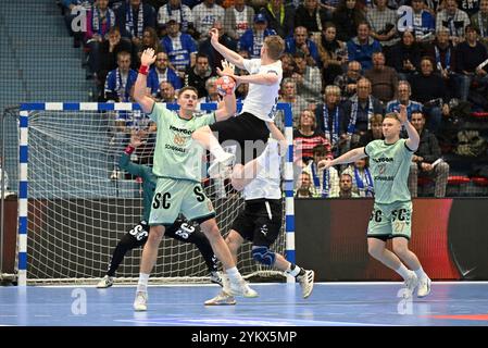 Gummersbach, Deutschland. November 2024. Johannes Berg Andrason (FH Hafnarfjoerdur, #33)gegen Stepan Zeman (VfL Gummersbach 66) GER, VfL Gummersbach vs. FH Hafnarfjoerdur, Handball, EHF Pokal, Gruppenrunde, Spielzeit 2024-2025, 19.11.2024 Foto: Eibner-Pressefoto/Jürgen Augst Credit: dpa/Alamy Live News Stockfoto