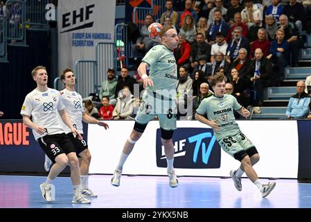 Gummersbach, Deutschland. November 2024. Lukas Blohme (VfL Gummersbach 8) war schneller als Johannes Berg Andrason (FH Hafnarfjoerdur, #33)und Leonhard Thorgeir Hardarson (FH Hafnarfjoerdur #9) und komt zum Wurf GER, VfL Gummersbach vs. FH Hafnarfjoerdur, Handball, EHF Pokal, Gruppenrunde, Spielzeit 2024-2025, 19.11.2024 Foto: Eibner-Pressefoto/Jürgen Augst Credit: dpa/Alamy Live News Stockfoto