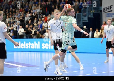 Gummersbach, Deutschland. November 2024. Erfolgreich Lukas Blohme (VfL Gummersbach 8) GER, VfL Gummersbach vs. FH Hafnarfjoerdur, Handball, EHF Pokal, Gruppenrunde, Spielzeit 2024-2025, 19.11.2024 Foto: Eibner-Pressefoto/Jürgen Augst Credit: dpa/Alamy Live News Stockfoto