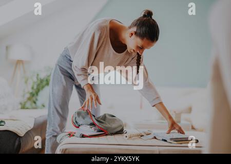 Student organisiert tagsüber Lernmaterialien zu Hause Stockfoto