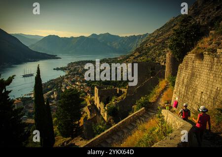 Dieses Foto zeigt Wanderer auf ihrem Weg von Kotors alten Mauern in Montenegro. Der erhöhte Aussichtspunkt bietet einen atemberaubenden Blick auf die Stadt Stockfoto