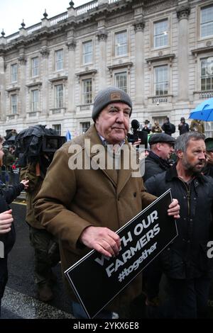 London, England, Großbritannien. November 2024. Fernsehmoderator und Farmer JEREMY CLARKSON schließt sich dem Protest an. Die Bauern und ihre Unterstützer versammeln sich im Londoner Whitehall gegenüber der Downing Street, um gegen die neuen Erbschaftssteuervorschriften zu protestieren, die von der Labour-Kanzlerin Rachel Reeves in ihrem jüngsten Budget eingeführt wurden. Die Landwirte zahlen nun Erbschaftssteuer auf Vermögenswerte von mehr als einer Million GBP, anstatt sie steuerfrei an ihre Familienangehörigen weiterzugeben. (Kreditbild: © Martin Pope/ZUMA Press Wire) NUR REDAKTIONELLE VERWENDUNG! Nicht für kommerzielle ZWECKE! Stockfoto