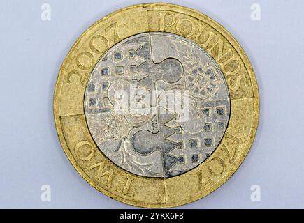 Nahaufnahme einer 2007 Pfund schweren britischen Münze. Die Münze zeigt ein mehrteiliges Design auf der Rückseite, das Elemente der vier Nationen von t enthält Stockfoto