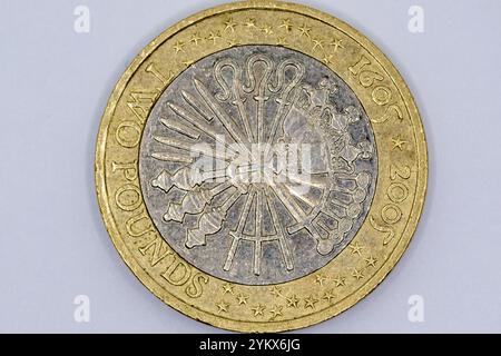 Nahaufnahme einer britischen Münze aus dem Jahr 2002. Die Münze hat einen silbernen inneren Abschnitt mit einem Design, das Speere und Crosiers zeigt, die f ausstrahlen Stockfoto