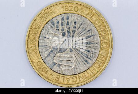 Eine Nahaufnahme einer britischen zwei-Pfund-Münze zum Gedenken an Florence Nightingale (1820-1910). Die Münze ist mit Händen und Sonnenstrahlen gestaltet. Der Koi Stockfoto