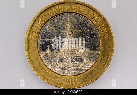 Eine britische zwei-Pfund-Münze aus dem Jahr 2015 zum Gedenken an den Ersten Weltkrieg (1914–1918) ist zu sehen. Die Münze zeigt eine Darstellung eines Schlachtschiffs auf See, umgeben von Stockfoto