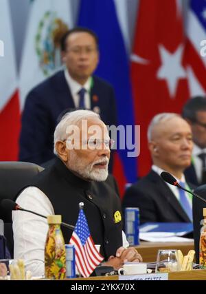 Rio de Janeiro, Brasilien. November 2024. Der indische Premierminister Narendra Modi hält während einer Sitzung zum Thema soziale Eingliederung und Bekämpfung von Hunger und Armut auf dem Gipfeltreffen der Gruppe der 20 Industrieländer am 18. November 2024 in Rio de Janeiro, Brasilien, eine Rede. Kredit: Hemant Joshi/Press Information Bureau/Alamy Live News Stockfoto