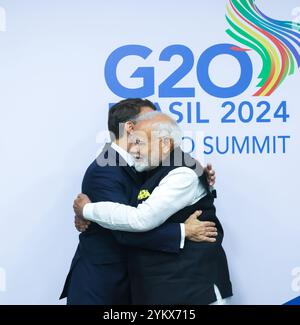 Rio de Janeiro, Brasilien. November 2024. Der indische Premierminister Narendra Modi, rechts, umarmt den französischen Präsidenten Emmanuel Macron, links, vor einem bilateralen Treffen am Rande des Gipfels der Gruppe der 20 Industrieländer am 19. November 2024 in Rio de Janeiro, Brasilien. Kredit: Hemant Joshi/Press Information Bureau/Alamy Live News Stockfoto