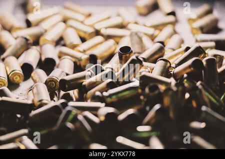 Die Abbildung zeigt einen Stapel verbrauchter Kugelläste. Sie scheinen messingfarben zu sein und sind Patronen aus Schusswaffen. Stockfoto
