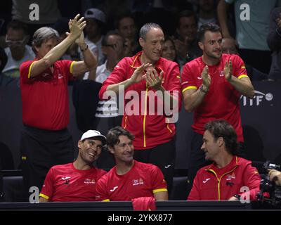 Malaga, Großbritannien. 19. November 2024. Das spanische Team bejubelt Carlos Alcaraz beim Viertelfinale des Davis Cup 2024 gegen Tallon Griekspoor, Niederlande, in der Palacio de Deportes Jose Maria Martin Carpena Arena in Malaga. Quelle: Isabel Infantes/Alamy Live News Stockfoto