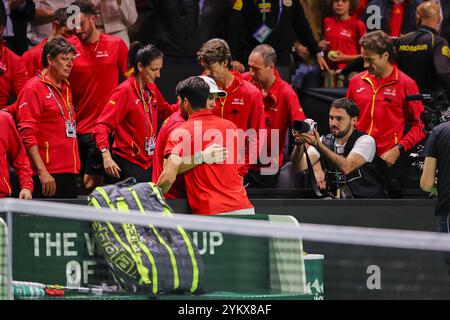 Malaga, Malaga, Spanien. November 2024. Carlos Alcaraz aus Spanien, eine Umarmung von Rafael Nadal für den Sieg des Spiels während des DAVIS CUP FINALS 2024 - Finale 8 - Herren Tennis (Foto: © Mathias Schulz/ZUMA Press Wire) NUR REDAKTIONELLE VERWENDUNG! Nicht für kommerzielle ZWECKE! Stockfoto