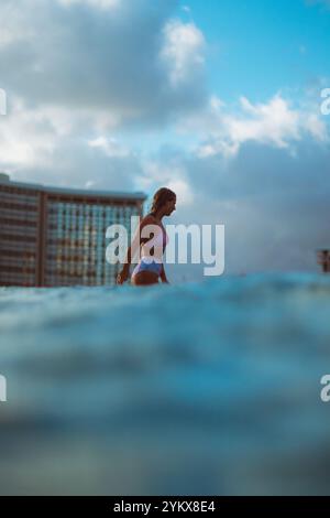 Ein Surfer reitet anmutig eine Welle am Waikiki Beach, Hawaii Stockfoto