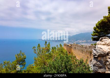 Blick auf die Landschaft alte Festungsmauern an der Mittelmeerküste. Blick auf die Burg Alanya, Steinruinen in Alanya, Türkei. Hochwertige Fotos Stockfoto