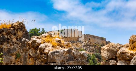 Blick auf die Landschaft alte Festungsmauern an der Mittelmeerküste. Blick auf die Burg Alanya, Steinruinen in Alanya, Türkei. Hochwertige Fotos Stockfoto