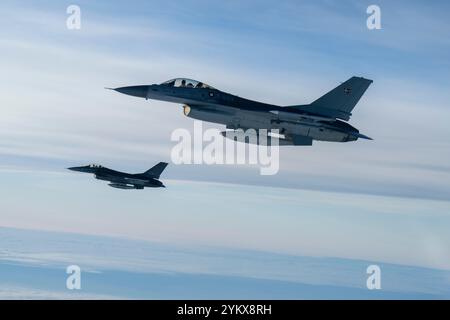 Die F-16-Kampffalken der Royal Danish Air Force fliegen vom Flügel einer B-52H Stratofortress der US Air Force ab, die dem 20. Expeditionsbombenschwadr zugeordnet ist Stockfoto