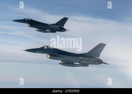 Die F-16-Kampffalken der Royal Danish Air Force fliegen vom Flügel einer B-52H Stratofortress der US Air Force ab, die dem 20. Expeditionsbombenschwadr zugeordnet ist Stockfoto