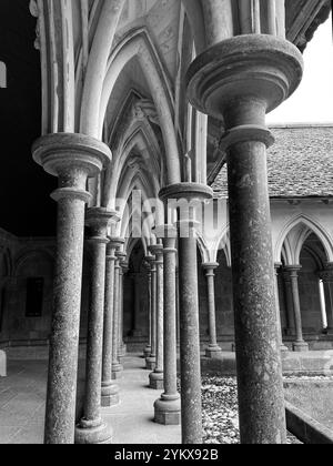 Der Kreuzgang, Mont Saint Michel, Frankreich, in Schwarzweiß Stockfoto