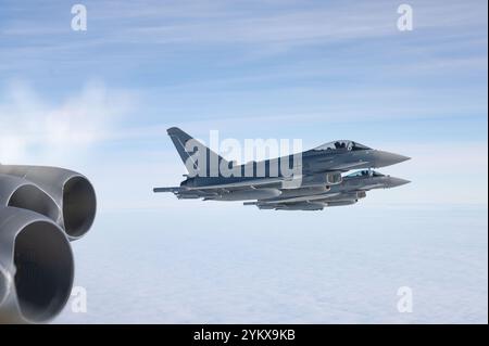 Eine B-52H Stratofortress der US Air Force, die der 20th Expeditionary Bomb Squadron zugeordnet ist, wird von der deutschen Luftwaffe und der italienischen Luftwaffe Eurofight eskortiert Stockfoto
