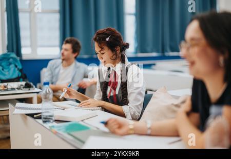 Verschiedene Schüler nehmen aufmerksam an einem Klassenzimmer Teil Stockfoto