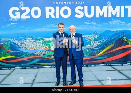 Rio de Janeiro, Brasilien. November 2024. Der brasilianische Präsident Luiz Inacio Lula da Silva, rechts, schüttelt den französischen Präsidenten Emmanuel Macron, links, während der Ankunftszeremonie der Staatschefs beim Gipfel der Gruppe der 20 Industrienationen am 18. November 2024 in Rio de Janeiro, Brasilien. Quelle: Ricardo Stuckert/Palacio do Planalto/Alamy Live News Stockfoto