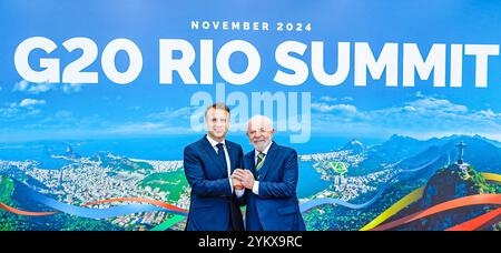 Rio de Janeiro, Brasilien. November 2024. Der brasilianische Präsident Luiz Inacio Lula da Silva, rechts, schüttelt den französischen Präsidenten Emmanuel Macron, links, während der Ankunftszeremonie der Staatschefs beim Gipfel der Gruppe der 20 Industrienationen am 18. November 2024 in Rio de Janeiro, Brasilien. Quelle: Ricardo Stuckert/Palacio do Planalto/Alamy Live News Stockfoto