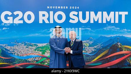 Rio de Janeiro, Brasilien. November 2024. Der brasilianische Präsident Luiz Inacio Lula da Silva, rechts, begrüßt den Kronprinzen der Vereinigten Arabischen Emirate, Scheich Khaled bin Mohamed bin Zayed Al Nahyan, links, während der Ankunftszeremonie der Staatschefs beim Gipfeltreffen der Gruppe der 20 Industrieländer am 18. November 2024 in Rio de Janeiro, Brasilien. Quelle: Ricardo Stuckert/Palacio do Planalto/Alamy Live News Stockfoto