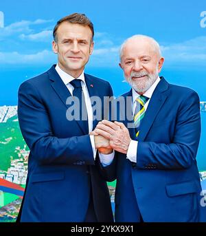 Rio de Janeiro, Brasilien. November 2024. Der brasilianische Präsident Luiz Inacio Lula da Silva, rechts, schüttelt den französischen Präsidenten Emmanuel Macron, links, während der Ankunftszeremonie der Staatschefs beim Gipfel der Gruppe der 20 Industrienationen am 18. November 2024 in Rio de Janeiro, Brasilien. Quelle: Ricardo Stuckert/Palacio do Planalto/Alamy Live News Stockfoto