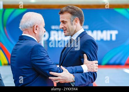 Rio de Janeiro, Brasilien. November 2024. Der brasilianische Präsident Luiz Inacio Lula da Silva, links, umarmt den französischen Präsidenten Emmanuel Macron, rechts, während der Ankunftszeremonie der Staatschefs beim Gipfel der Gruppe der 20 Industrienationen am 18. November 2024 in Rio de Janeiro, Brasilien. Quelle: Ricardo Stuckert/Palacio do Planalto/Alamy Live News Stockfoto