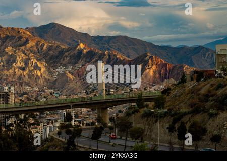Atemberaubende Aussicht auf eine Autobrücke und die Berge rund um La Paz, die Hauptstadt von Bolivien Stockfoto