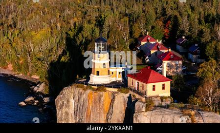 Luftaufnahme am frühen Morgen des Leuchtturms von Split Rock, Split Rock Lighthouse State Park, in der Nähe von Two Harbors, Minnesota, USA auf einem wunderschönen Herbstmoor Stockfoto