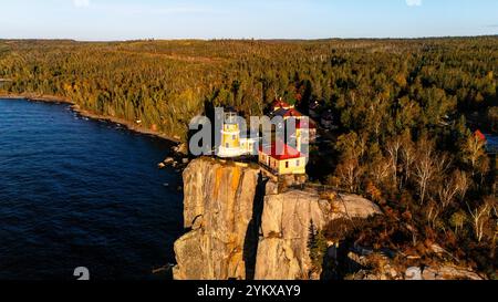 Luftaufnahme am frühen Morgen des Leuchtturms von Split Rock, Split Rock Lighthouse State Park, in der Nähe von Two Harbors, Minnesota, USA auf einem wunderschönen Herbstmoor Stockfoto