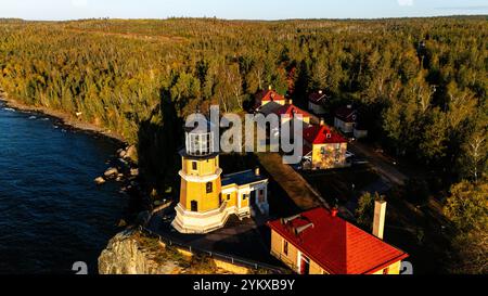 Luftaufnahme am frühen Morgen des Leuchtturms von Split Rock, Split Rock Lighthouse State Park, in der Nähe von Two Harbors, Minnesota, USA auf einem wunderschönen Herbstmoor Stockfoto