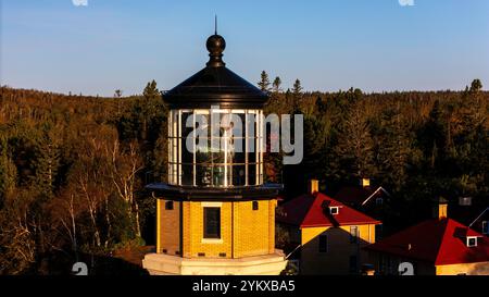 Luftaufnahme am frühen Morgen des Leuchtturms von Split Rock, Split Rock Lighthouse State Park, in der Nähe von Two Harbors, Minnesota, USA auf einem wunderschönen Herbstmoor Stockfoto