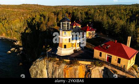 Luftaufnahme am frühen Morgen des Leuchtturms von Split Rock, Split Rock Lighthouse State Park, in der Nähe von Two Harbors, Minnesota, USA auf einem wunderschönen Herbstmoor Stockfoto