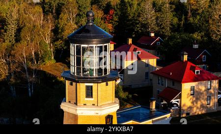 Luftaufnahme am frühen Morgen des Leuchtturms von Split Rock, Split Rock Lighthouse State Park, in der Nähe von Two Harbors, Minnesota, USA auf einem wunderschönen Herbstmoor Stockfoto