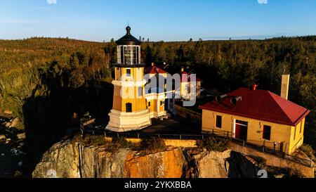 Luftaufnahme am frühen Morgen des Leuchtturms von Split Rock, Split Rock Lighthouse State Park, in der Nähe von Two Harbors, Minnesota, USA auf einem wunderschönen Herbstmoor Stockfoto