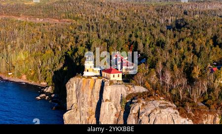 Luftaufnahme am frühen Morgen des Leuchtturms von Split Rock, Split Rock Lighthouse State Park, in der Nähe von Two Harbors, Minnesota, USA auf einem wunderschönen Herbstmoor Stockfoto