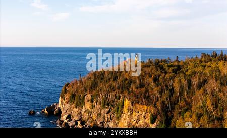 Luftaufnahme am frühen Morgen des Leuchtturms von Split Rock, Split Rock Lighthouse State Park, in der Nähe von Two Harbors, Minnesota, USA auf einem wunderschönen Herbstmoor Stockfoto