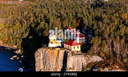 Luftaufnahme am frühen Morgen des Leuchtturms von Split Rock, Split Rock Lighthouse State Park, in der Nähe von Two Harbors, Minnesota, USA auf einem wunderschönen Herbstmoor Stockfoto