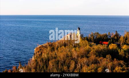 Luftaufnahme am frühen Morgen des Leuchtturms von Split Rock, Split Rock Lighthouse State Park, in der Nähe von Two Harbors, Minnesota, USA auf einem wunderschönen Herbstmoor Stockfoto