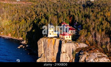 Luftaufnahme am frühen Morgen des Leuchtturms von Split Rock, Split Rock Lighthouse State Park, in der Nähe von Two Harbors, Minnesota, USA auf einem wunderschönen Herbstmoor Stockfoto