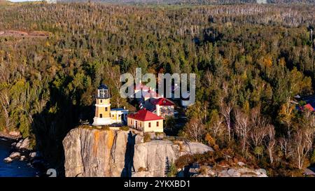 Luftaufnahme am frühen Morgen des Leuchtturms von Split Rock, Split Rock Lighthouse State Park, in der Nähe von Two Harbors, Minnesota, USA auf einem wunderschönen Herbstmoor Stockfoto