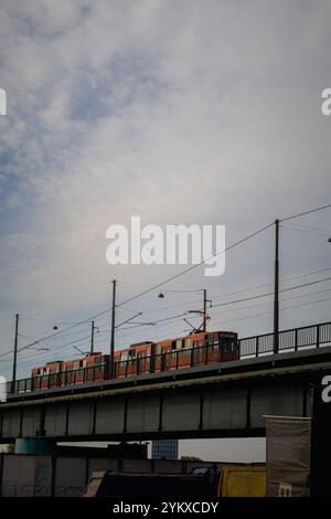 Straßenbahn auf der Brücke in Belgrad Stockfoto