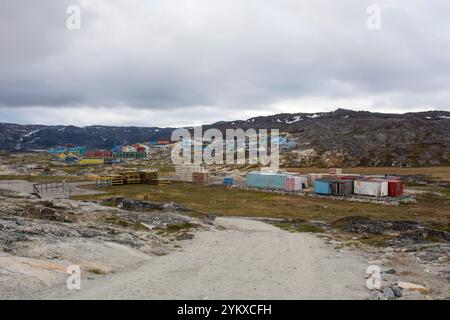 Die charmante Stadt Ilulissat liegt an der zerklüfteten Küste der grönländischen Westküste und bietet eine lebendige und malerische Landschaft. Farbenfrohe Häuser Stockfoto