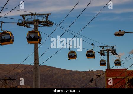 Gelbe Seilbahnen in La Paz, Bolivien Stockfoto